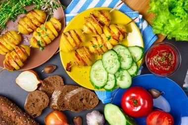 «Ana sayfa» görünümü: ızgara patates kebabı pastırma, ahşap sopa ile. Malzemeler. Sebze