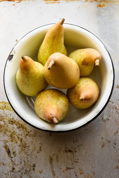 Top view of pears in bowl. Rustic vintage style — Stock Photo, Image