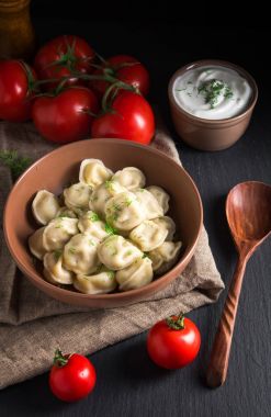 Et köfte, siyah taş zemin üzerine etli mantı