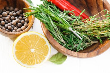 Rosemary, limon, kekik, biber ahşap kase kadar yakın