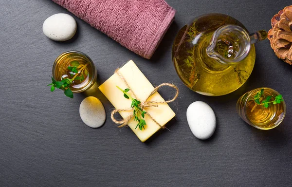 Set de masaje o aromaterapia: aceite, piedras, jabón y toalla — Foto de Stock