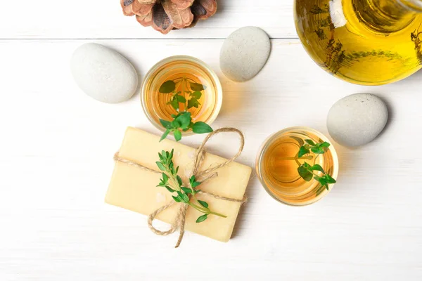 Set de masaje o aromaterapia: aceite, piedras y jabón — Foto de Stock