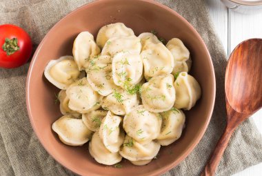 Et köfte, Beyaz ahşap zemin üzerine etli mantı