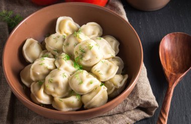 Et köfte, siyah taş zemin üzerine etli mantı