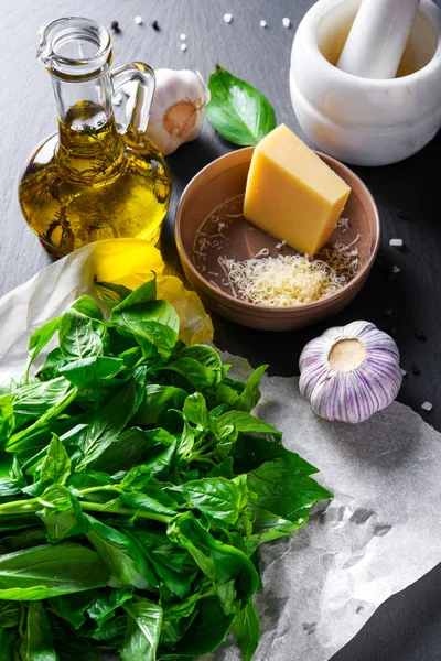 Ingredientes del pesto: albahaca, aceite de oliva, ajo y queso — Foto de Stock