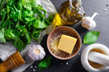 Pesto malzemeler: fesleğen, zeytinyağı, sarımsak ve peynir
