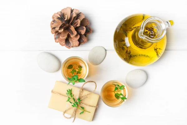 Conjunto de massagem ou aromaterapia: óleo, pedras e sabão — Fotografia de Stock