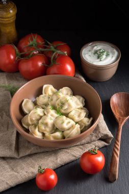 Siyah taş zemin üzerine ekşi krema ile servis et köfte