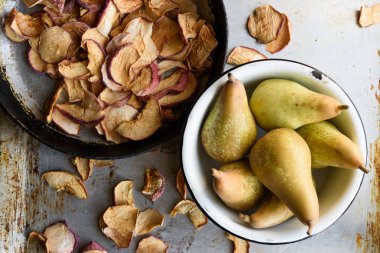 «Ana sayfa» görünümü: kurutulmuş elma ve armut kase. Rustik vintage tarzı