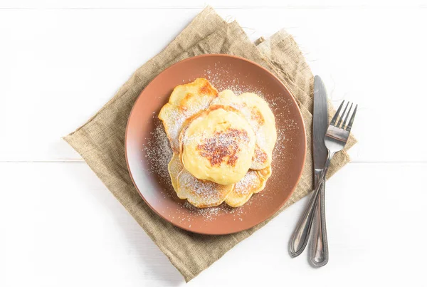 Ansicht von oben: kleine Pfannkuchen mit Zuckerpuder — Stockfoto