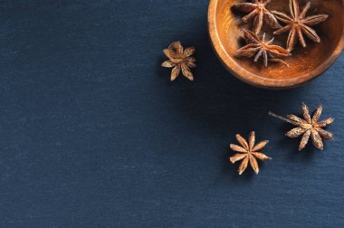 Anason Yıldızlı veya siyah taş zemin üzerine badian. Üstten Görünüm