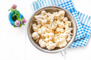 Peçete ile karnabahar üstten görünüm beyaz arka plan üzerinde