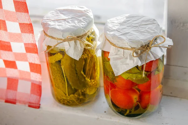 Gläser mit buntem eingelegtem Gemüse im rustikalen Stil in Großaufnahme — Stockfoto