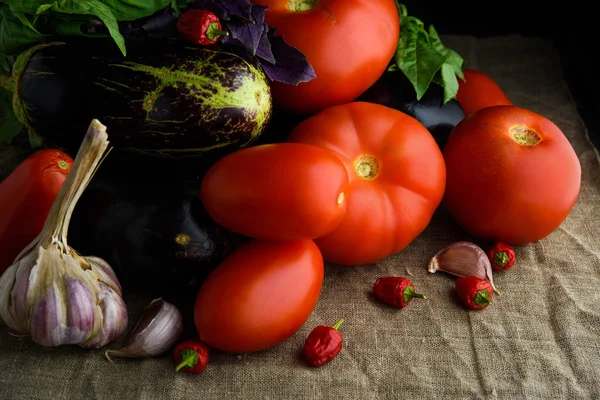 Groenten: verse, sappige, rode tomaten, aubergines, knoflook — Stockfoto