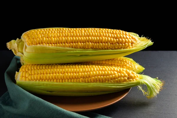 Hojas de maíz en plato marrón — Foto de Stock