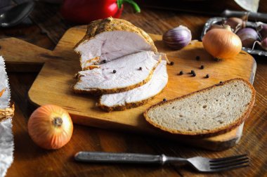 Defne yaprağı, biber ve sarımsak eski kesme tahtası, Vintage ülke tablo üzerinde hindi eti kızartma