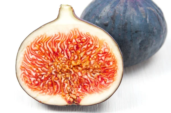 Macro: fresh ripe figs on white wooden table — Stock Photo, Image