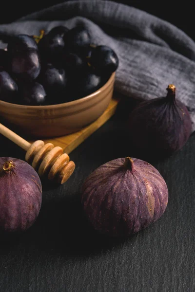Figs and grapes. Dark still life — Stock Photo, Image