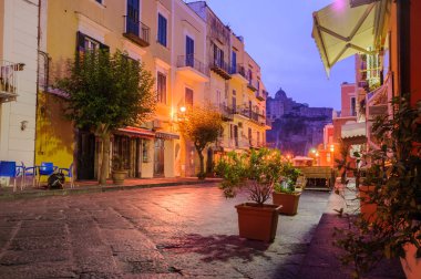 Gece ya da sabah erken İtalyan street. Ischia, İtalya
