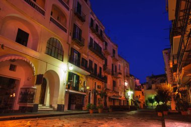 Gece İtalyan street. Ischia, İtalya