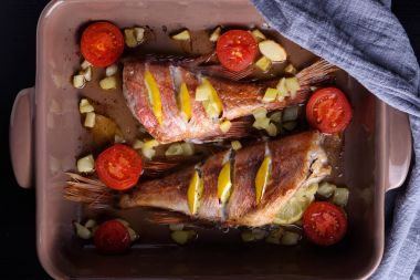 Kızıldeniz levrek veya domates ve limon ile kırmızı orfoz pişmiş ve pişirilir. Üstten Görünüm