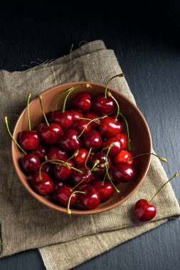 Tatlı kiraz yatak, çarşaf ve siyah arduvaz taş kase