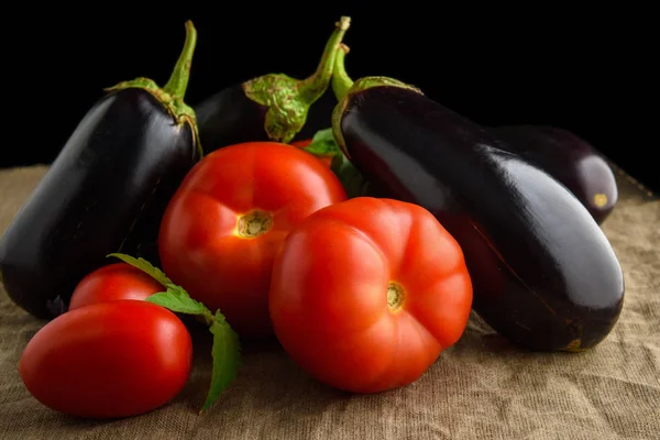 Légumes d'été : tomates rouges juteuses fraîches et aubergines — Photo