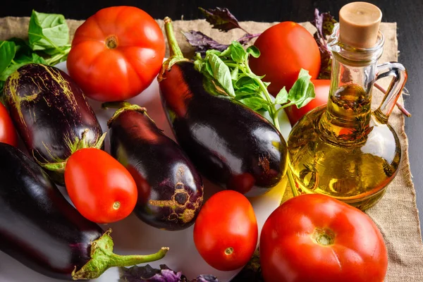 Rijpe zomergroenten: rode tomaten en aubergines — Stockfoto