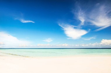 Güzel tropikal manzara: Maldivler 'de beyaz kumsal.