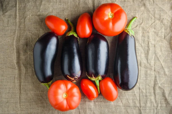 Sommergemüse: frische rote Tomaten und Auberginen, Draufsicht — Stockfoto