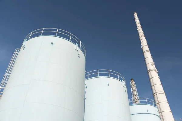 Tanque de almacenamiento de aceite en fábrica química — Foto de Stock