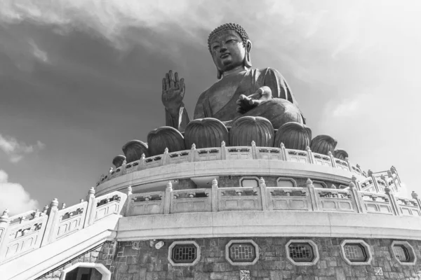 Tian Tan Buddha, nam-ı diğer Büyük Buda, Sakyamuni Buddha'nın büyük bir bronz heykelidir ve Hong Kong'daki Lantau Adası'ndaki Ngong Ping'de yer alır. — Stok fotoğraf