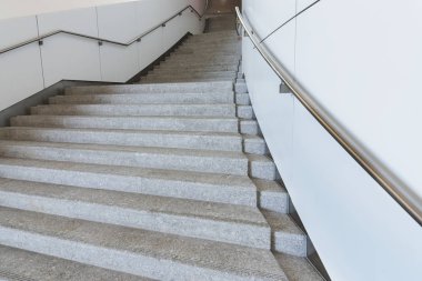 Yeni modern binada metalik korkuluk ile Merdiven