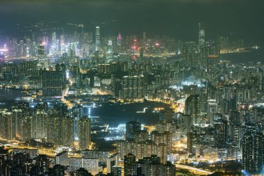 Hong Kong şehrinin gece görüş alanı. 