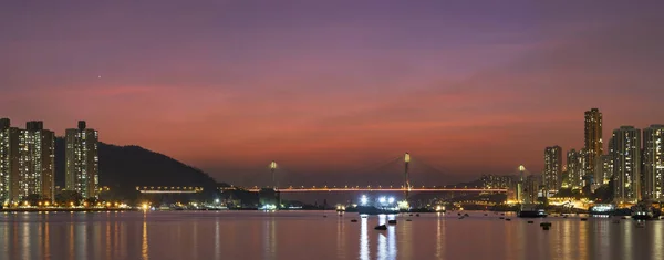 Idyllisch landschap van haven en skyline van Hong Kong stad in de schemering — Stockfoto