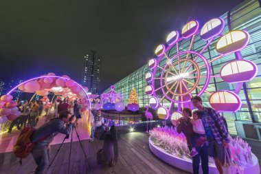 Hong Kong, Çin - 30 Kasım 2017: Shatin şehir meydanı Noel ve yeni yıl fuarı için parlıyor ve Hong Kong City 'de çok sayıda ziyaretçi çekiyor