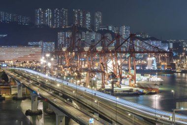 Geceleyin Hong Kong şehrinde kargo limanı ve karayolu