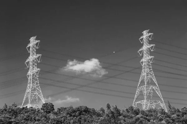 蓝天背景的电塔和电线 — 图库照片