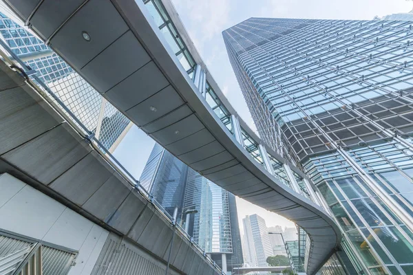 Modern kontorsbyggnad och gångväg i Hongkong stad — Stockfoto