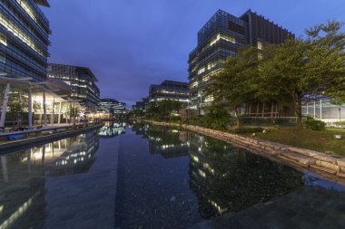 Günbatımında Hong Kong 'daki modern ofis binası.