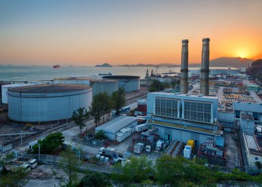 Enerji santrali ve petrol tankı gün batımında