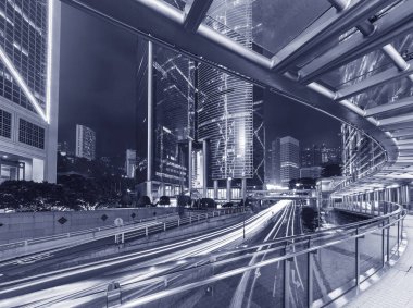 Hong Kong şehir merkezinin gece manzarası. 