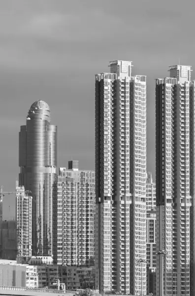 Modern kantoorgebouw en hoogbouw woongebouw in Hong Kong stad — Stockfoto