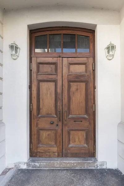 Классическая деревянная дверь старого дома — стоковое фото