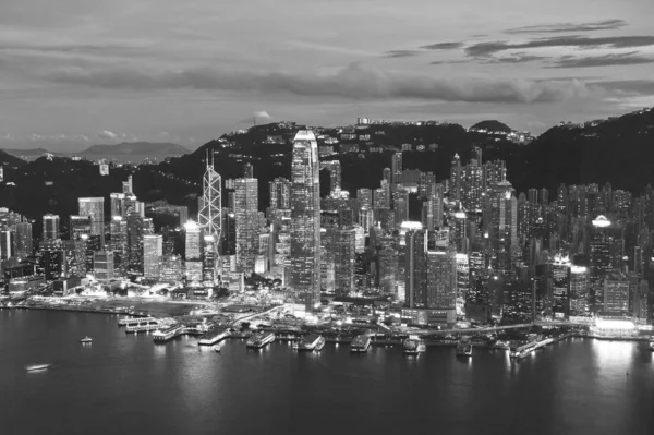 Victoria λιμάνι της πόλης του Χονγκ Κονγκ το σούρουπο — Φωτογραφία Αρχείου