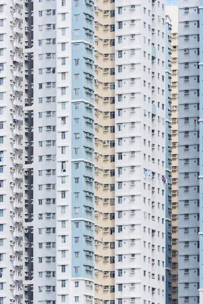 Buitenkant van hoogbouw woongebouw in Hong Kong stad — Stockfoto