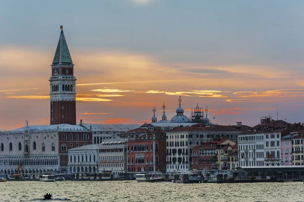 Idylliskt landskap i historiska staden Venedig, Italien under solnedgången — Stockfoto