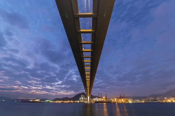 夕暮れ時に香港市内の切妻石橋と貨物港 — ストック写真