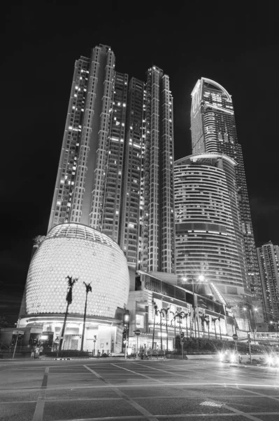 ตึกระฟ้าในเมืองฮ่องกงตอนกลางคืน — ภาพถ่ายสต็อก