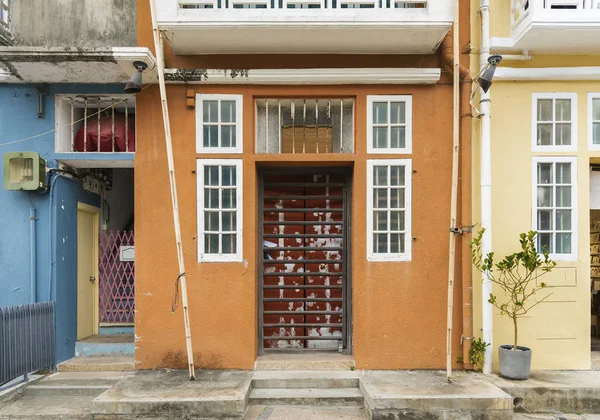 Exterior of historical residential building on Cheung Chau island, Hong Kong — Stock Photo, Image